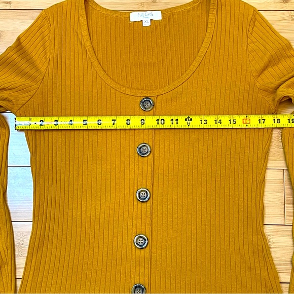 Full Circle Trends scoop neck top with decorative buttons, size XL. - Picture 5 of 7